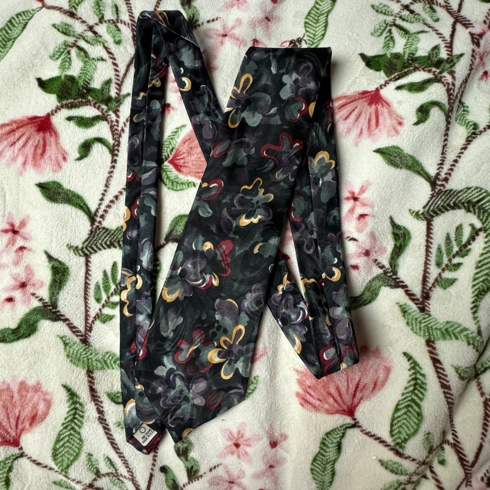 Elegant Floral Tie - Black and Gold - Picture 3 of 3